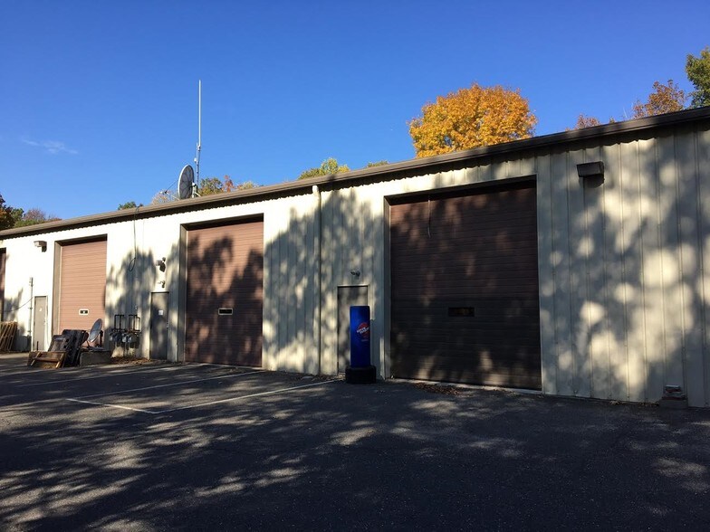 More Photos Of 1432 Old Waterbury Rd, Southbury Warehouse For Lease