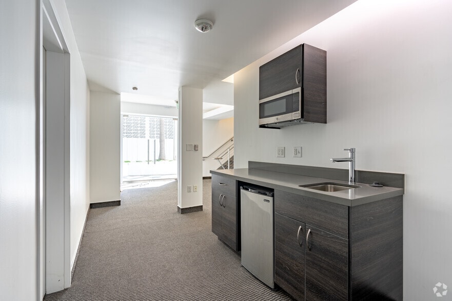 More Photos Of 6565 W Sunset Blvd, Hollywood Office For Lease