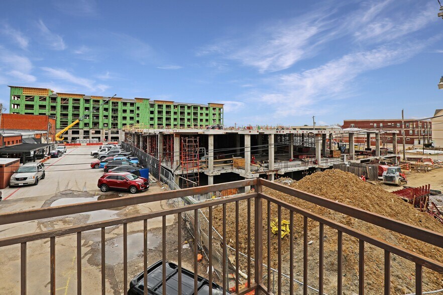 More Photos Of 150 W Main St, Lewisville Bar For Lease