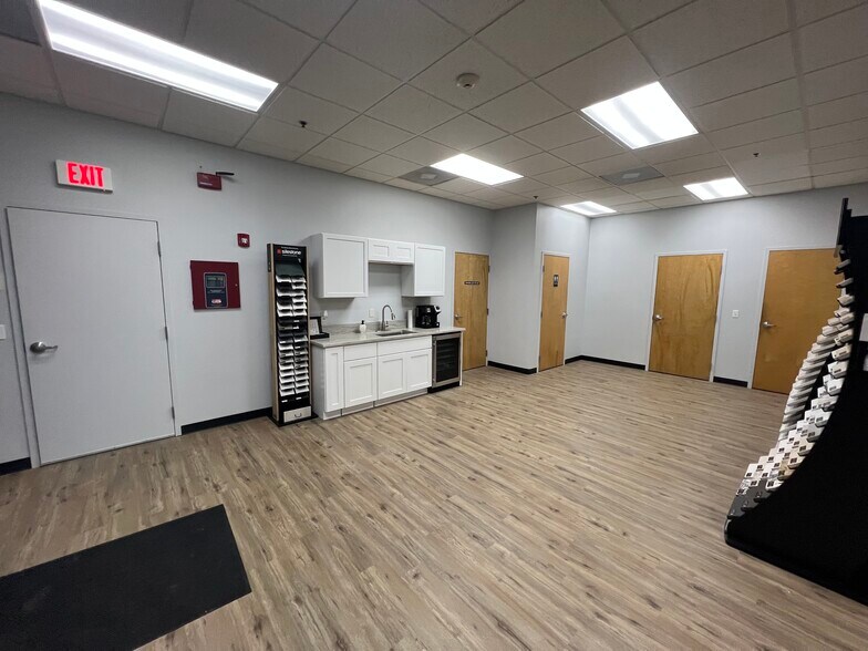 More Photos Of 4 Gator Rock Rd, Somersworth Distribution For Sale