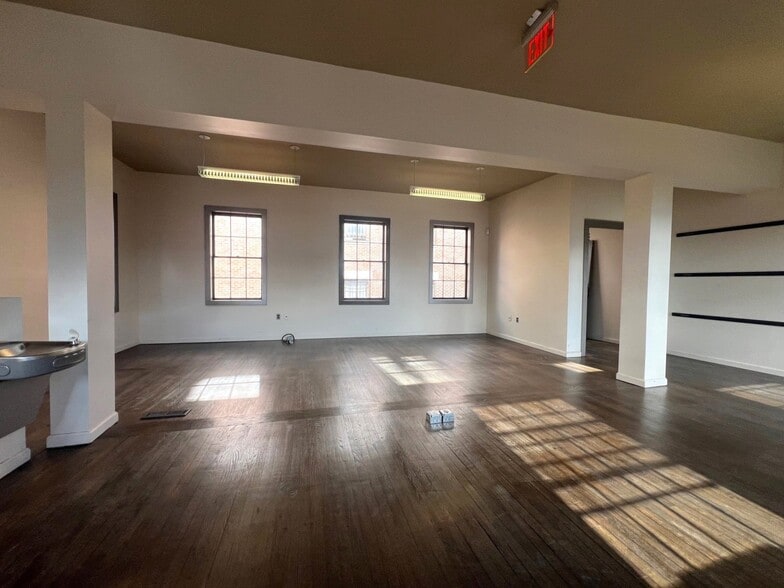 More Photos Of 1111 34th St NW, Washington Office For Lease