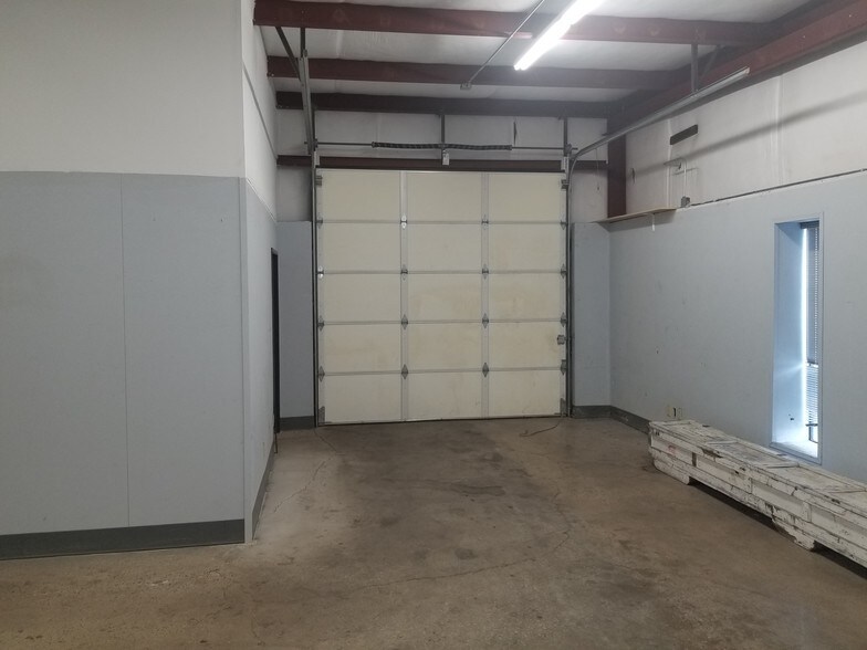 More Photos Of 10701 E Ute St, Tulsa Office For Sale