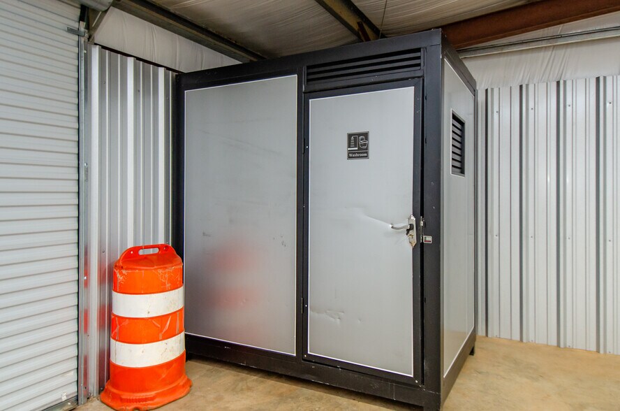 More Photos Of 100 Candler St, Villa Rica Flex For Lease