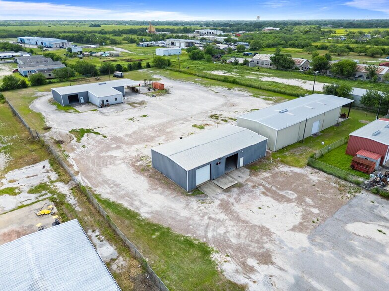 More Photos Of 2404 N US Highway 281, Alice Flex For Lease