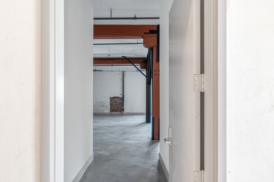 More Photos Of 2079 E 15th St, Los Angeles Flex For Lease