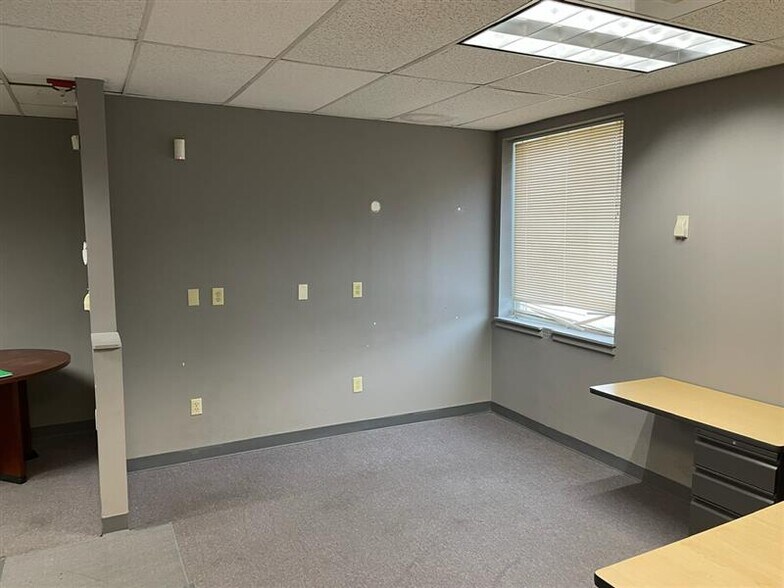 More Photos Of 709 Erie Blvd W, Syracuse Office For Lease