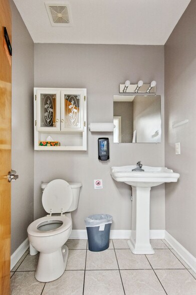 More Photos Of 217-219 Station St, Jacksonville Medical For Lease