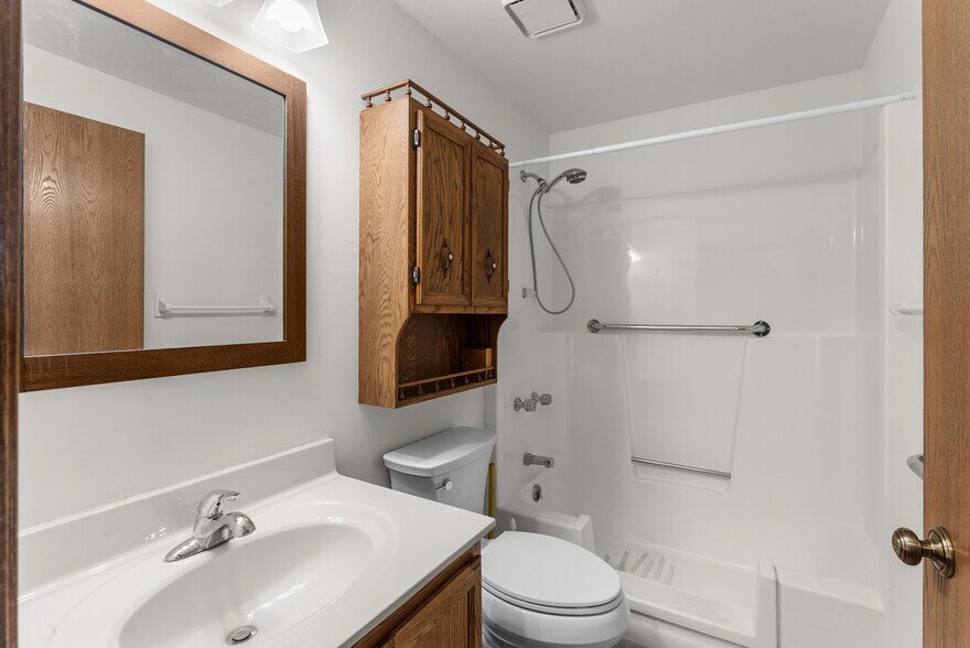 More Photos Of 910 E Cedar Ave, Manitowoc Apartments For Sale