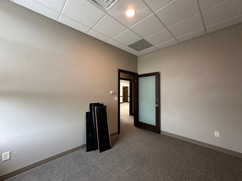 More Photos Of 673 Westbury Dr, Iowa City Storefront Retail Office For Sale