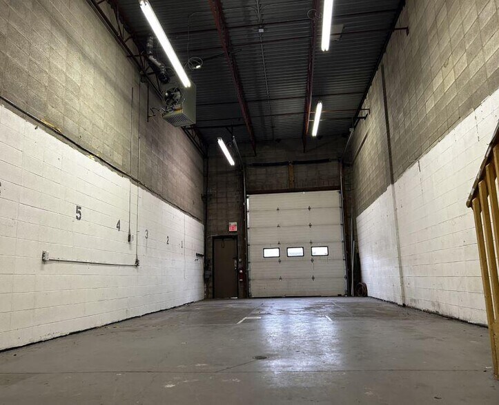 More Photos Of 2928 18th St NE, Calgary Warehouse For Lease