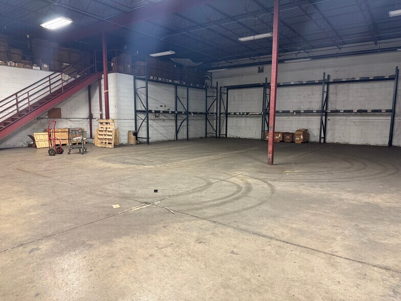 More Photos Of 711 19th St, Rockford Manufacturing For Lease