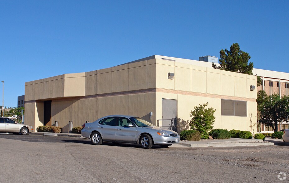 Primary Photo Of 1700 Cliff Dr, El Paso Medical For Lease