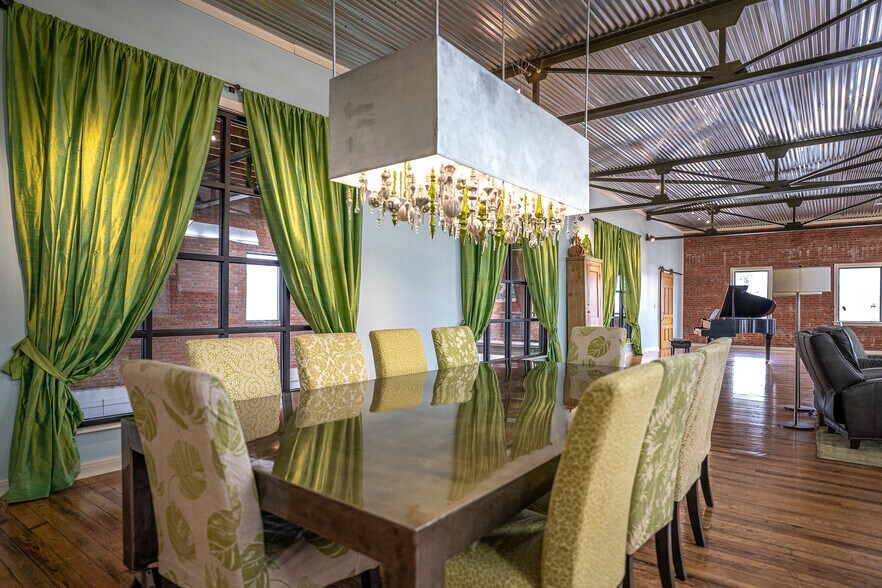 More Photos Of 1611 Washington St, Alexandria Showroom For Sale
