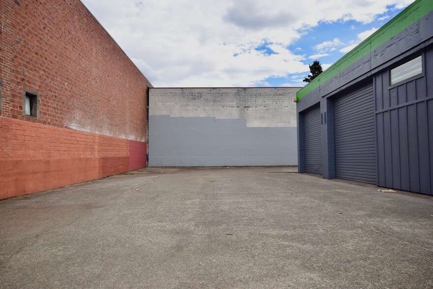 More Photos Of 55 SE Main St, Portland Warehouse For Lease
