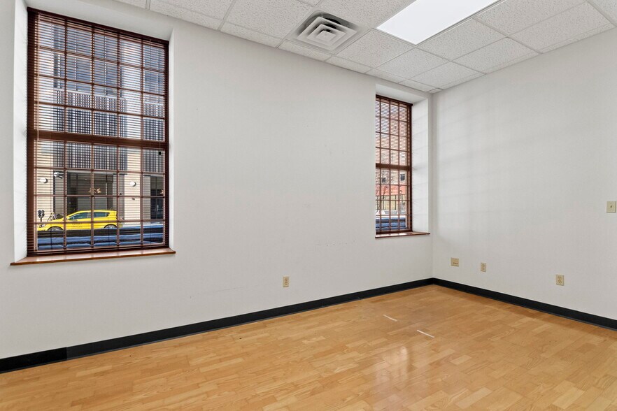 More Photos Of 15 SW Old State Capitol Plz, Springfield Office For Sale