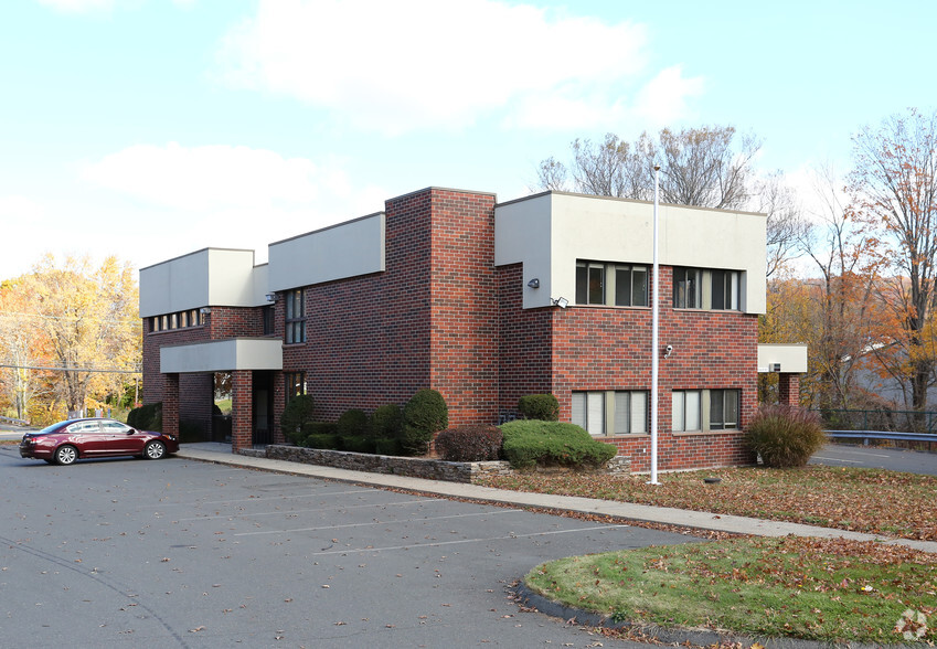 Primary Photo Of 1295 E Main St, Meriden Bank For Lease