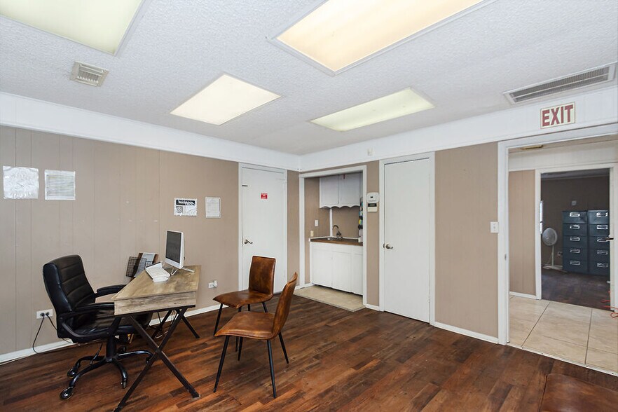 More Photos Of 120 E Mulberry St, Angleton Auto Dealership For Lease