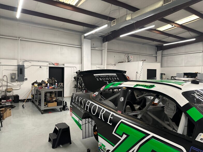 More Photos Of 1046 Gateway Dr, Mooresville Auto Repair For Lease