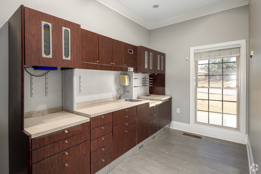 More Photos Of 501 Griffin Ave, Eastman Office For Sale