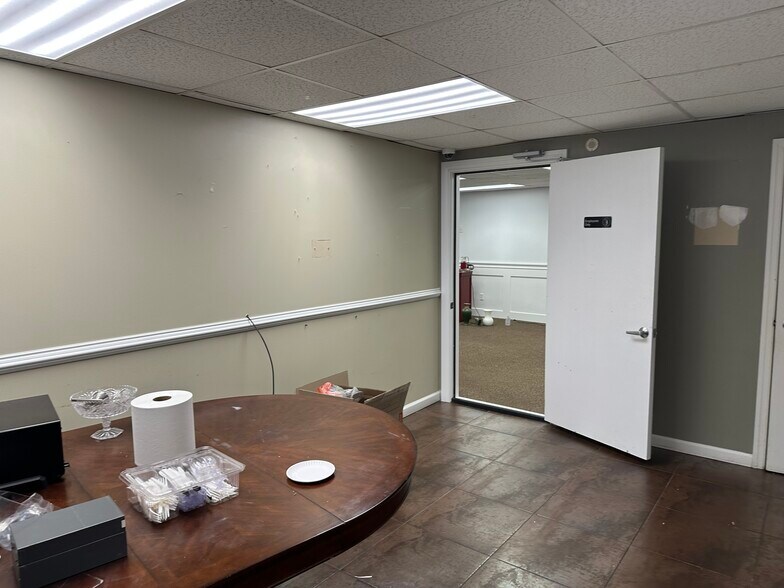 More Photos Of 1570 Old Country Rd, Westbury Office For Lease