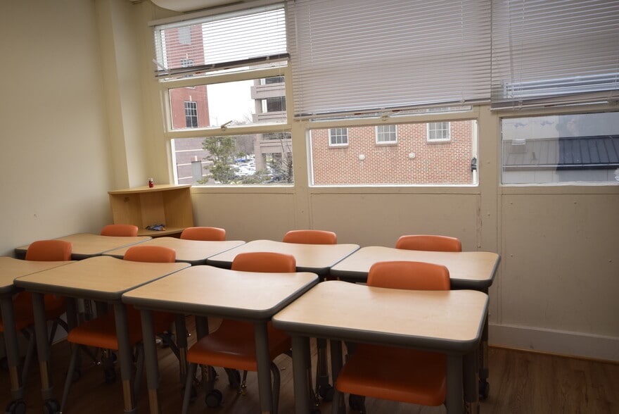 More Photos Of 1340 Old Chain Bridge Rd, McLean Office For Lease