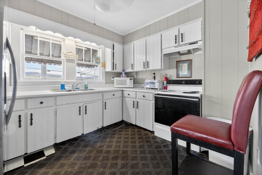More Photos Of 104 McCullars Ln, Oxford General Retail For Sale