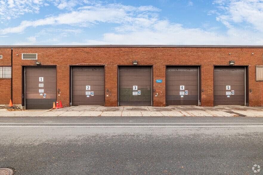 More Photos Of 5655 Rue de Marseille, Montréal Light Distribution For Lease