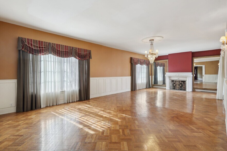 More Photos Of 118 S Walnut St, Troy Showroom For Sale