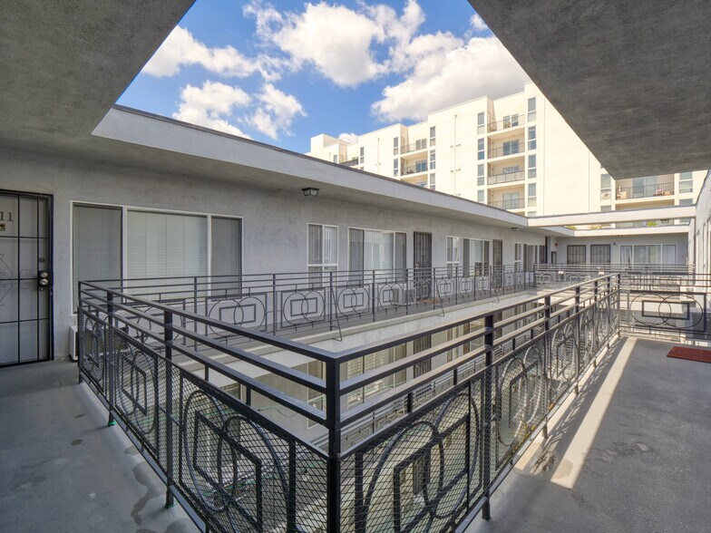 More Photos Of 5535 Carlton Way, Los Angeles Apartments For Sale