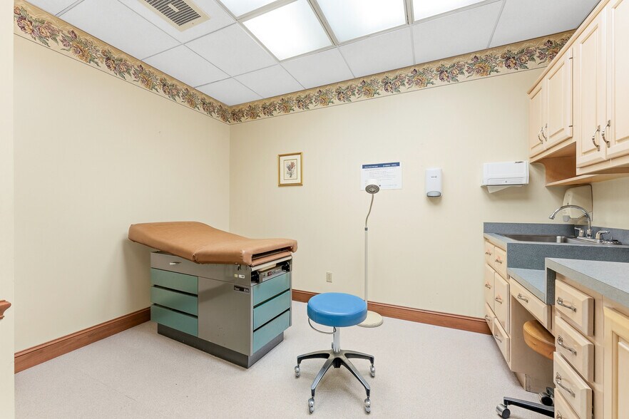 More Photos Of 1703 Locust Ave, Fairmont Medical For Sale
