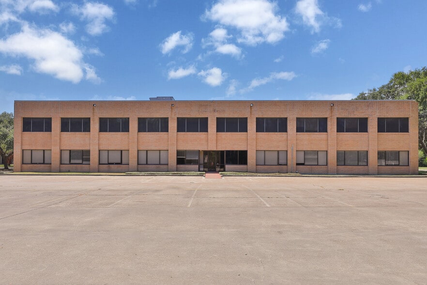 More Photos Of 3828 Hughes Ct, Dickinson Medical For Lease