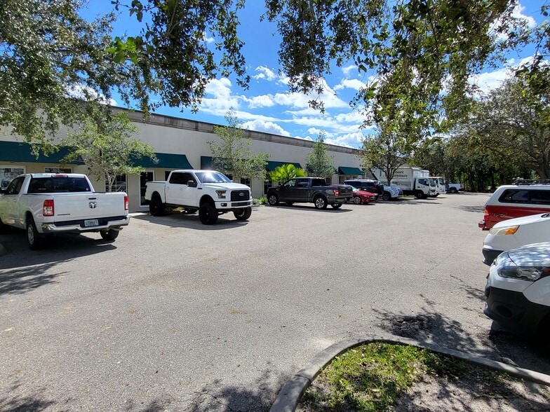More Photos Of 1076 Business Ln, Naples Showroom For Sale
