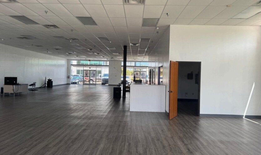 More Photos Of 11029 Harry Hines Blvd, Dallas Flex For Lease