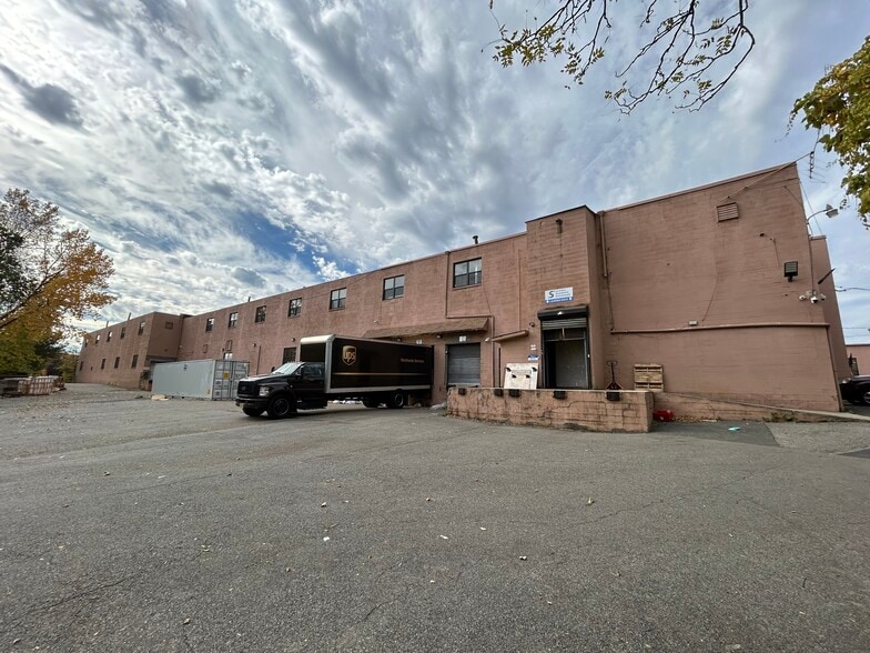 More Photos Of 10 Dell Glen Ave, Lodi Manufacturing For Lease