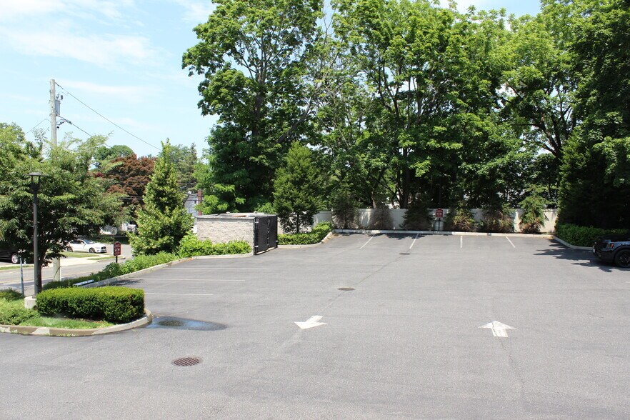 More Photos Of 607 W Jericho Tpke, Huntington General Retail For Lease