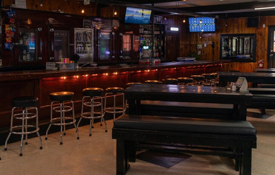 More Photos Of 6401 Rogue River Hwy, Grants Pass Bar For Sale