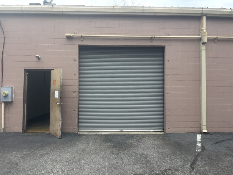 More Photos Of 1040 Thousand Oaks Blvd, Greenville Flex For Lease