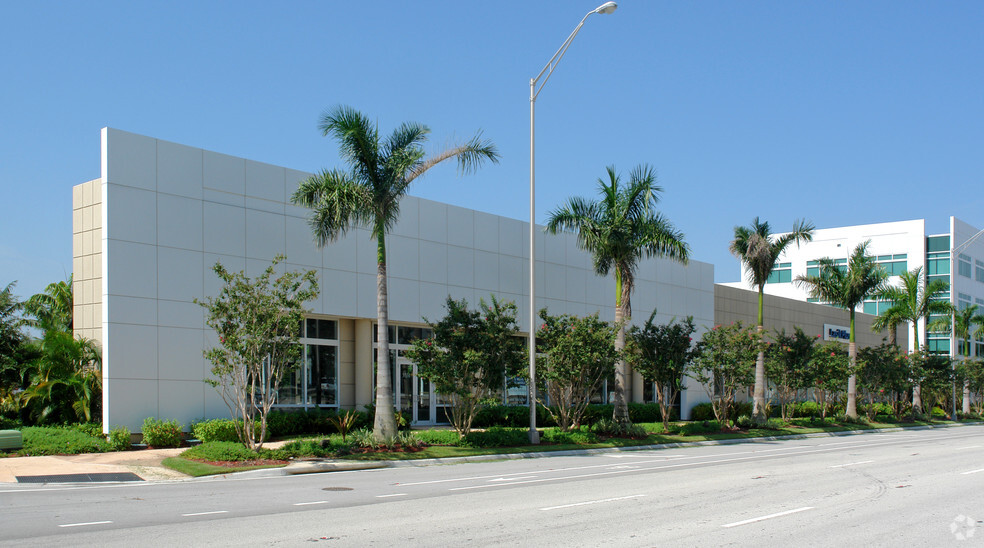 Primary Photo Of 3313-3353 N University Dr, Coral Springs General Retail For Lease