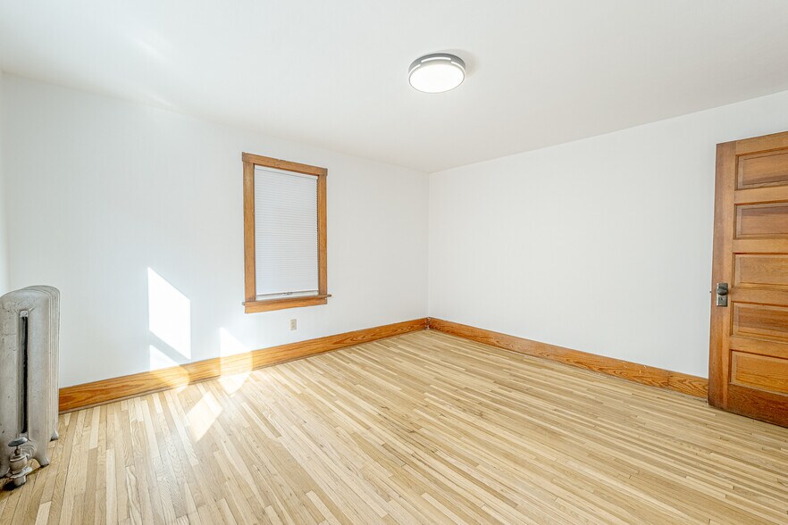 More Photos Of 127 W Main St, Belleville Restaurant For Sale