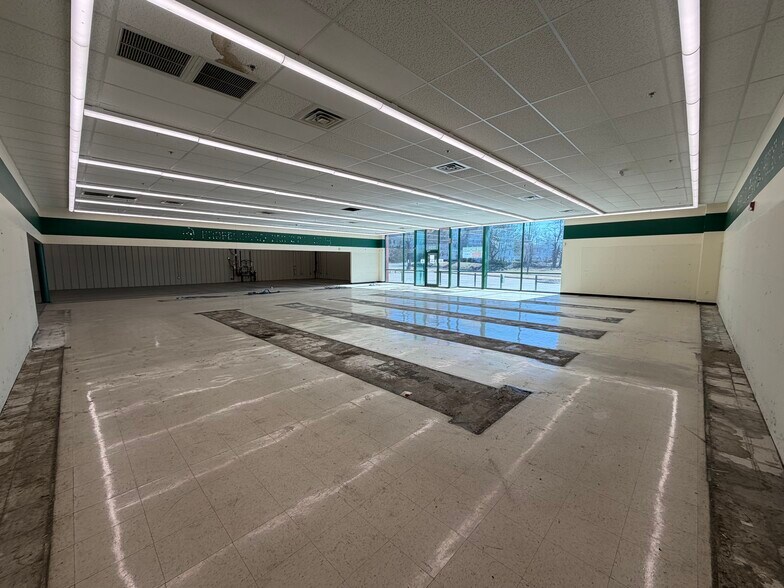 More Photos Of 2020 E Locust St, Davenport Freestanding For Sale