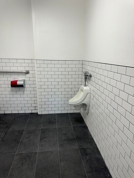 More Photos Of 215 Fairman St, Yuba City Bar For Sale