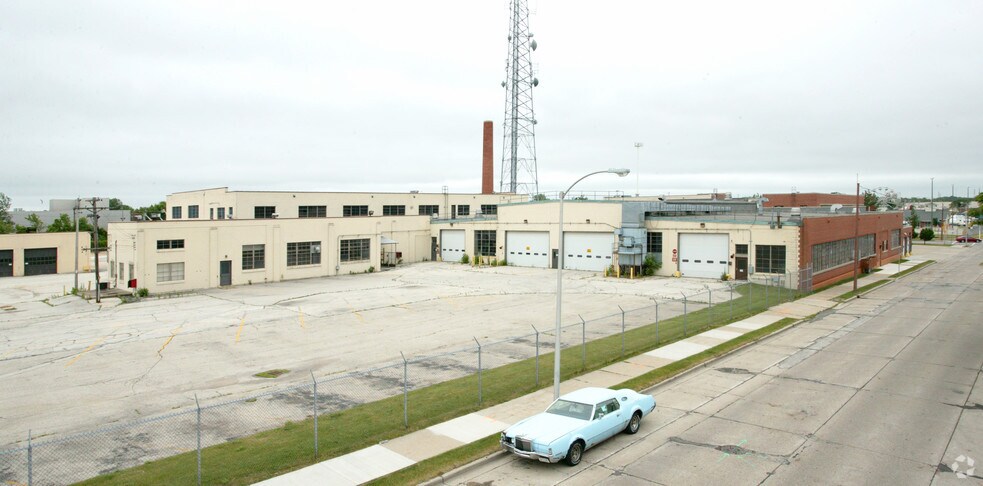 More Photos Of 620 S 76th St, Milwaukee Office For Lease