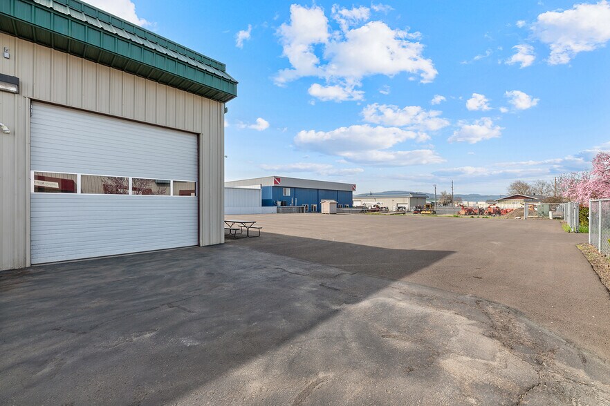 More Photos Of 6062-6068 Crater Lake Ave, Central Point Warehouse For Sale