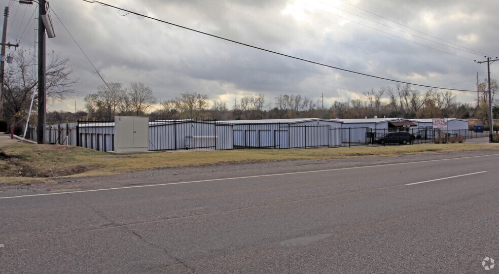 More Photos Of 3600 S Douglas Blvd, Oklahoma City Self Storage For Lease