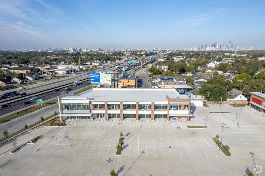 More Photos Of 5815 Gulf Fwy, Houston Unknown For Lease