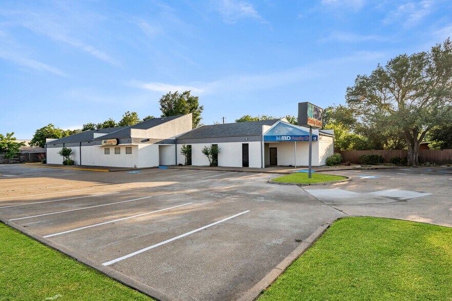 More Photos Of 9991 Marsh Ln, Dallas Medical For Lease