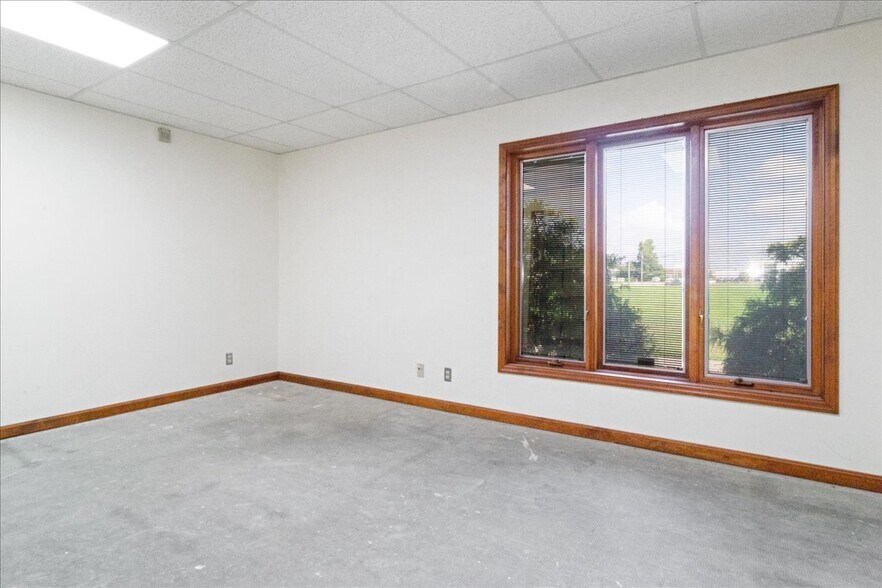 More Photos Of 331 Kimber Ln, Evansville Office For Lease