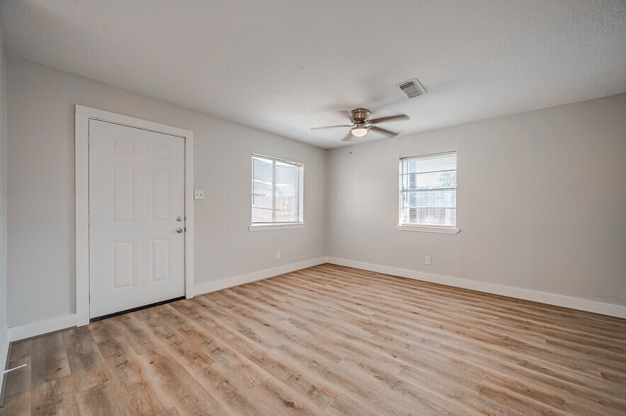 More Photos Of 8814 Manus St, Houston Apartments For Sale