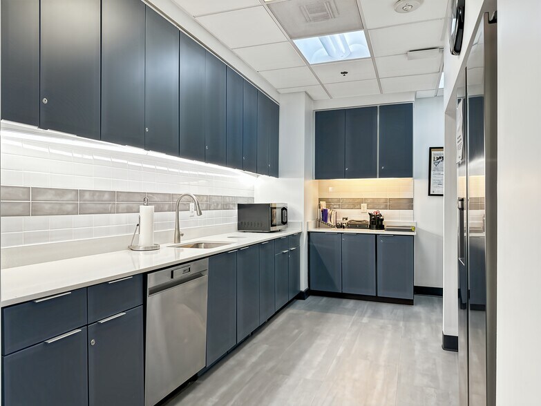 More Photos Of 6991 E Camelback Rd, Scottsdale Coworking Space
