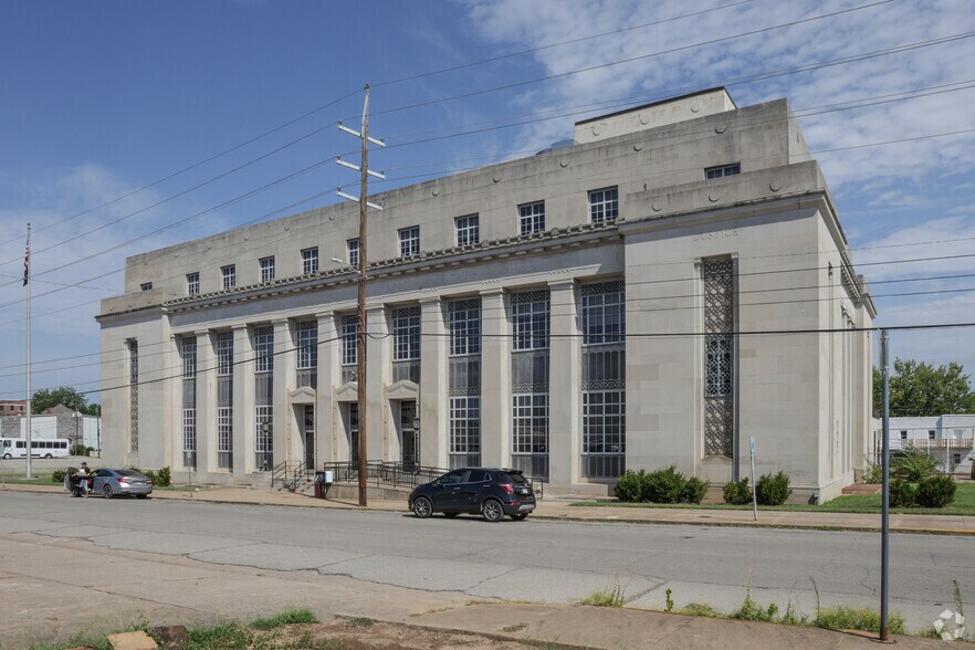 More Photos Of 111 W 4th St, Okmulgee Office For Lease